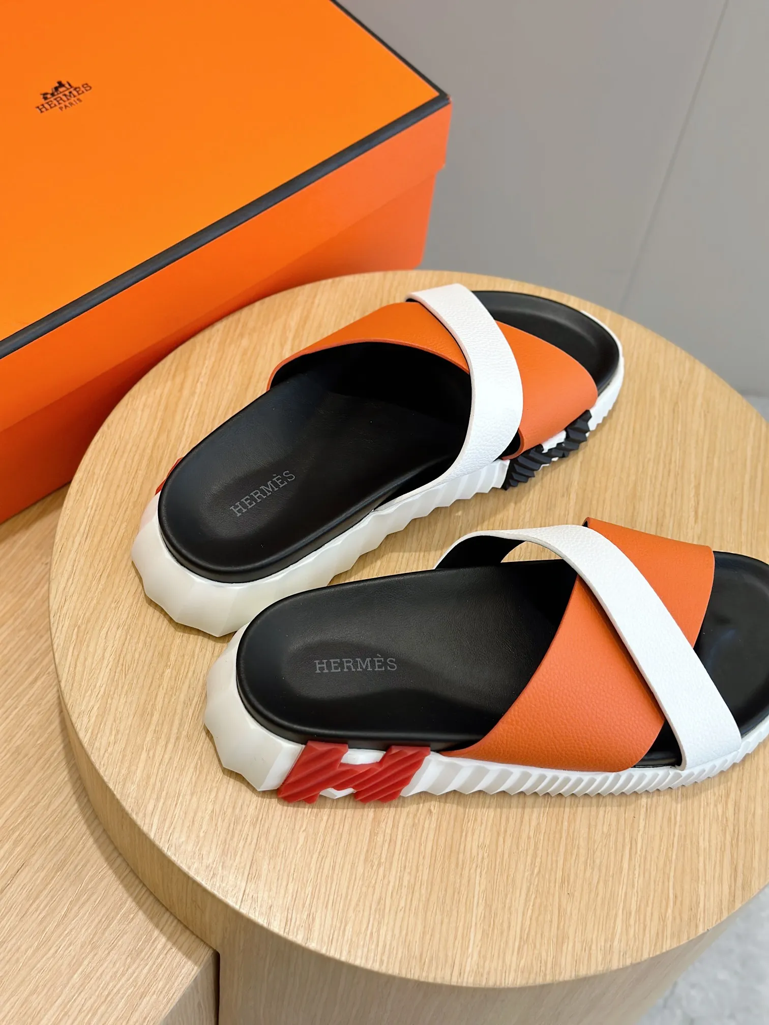 [HERMÈS] Top men's shoes 💰: 340💰 Size: 39-44 (38.45 46 custom-made) Herme*H Home Hermès Men's Sandals and Slippers - Original Replica Purchase the original version and make it one to one, the outsole is privately modeled, and the outsole color corresponding to each color is the same as the original version. Come to those who know the stuff 💪 The ultra-light soles are designed in contrasting colors, and they feel so comfortable on your feet! Calfskin, cowhide feet, private mold outsole.